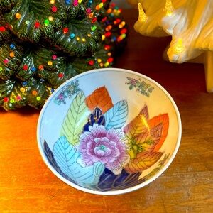 Pretty vintage tobacco leaf bowl!